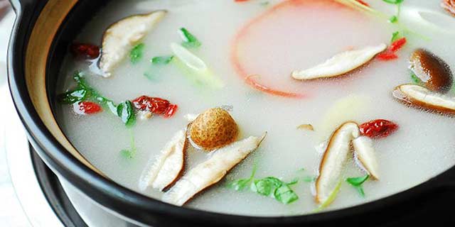 別人在消滅后幾串簽簽時,自己則獨自夾取鍋里的紅棗吃,好東西吃了才更有益身體健康。紅棗熬制的串串香鍋底,不僅味道鮮甜,就連湯底的營養也豐富了不少。當然了,吃紅棗也有些小講究呢。