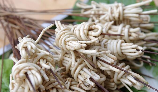 美味何必過多，一串折耳根足矣