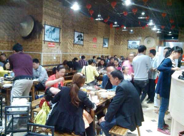 串串香店客滿座,經(jīng)營有道如一匹黑馬奔騰